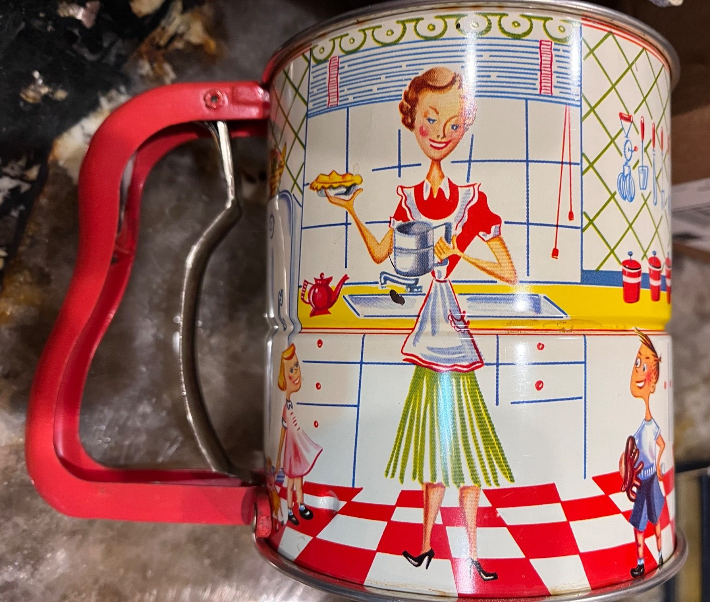 Vintage Androck Hand-i-Sift 3 Screen Flour Sifter 1950s Kitchen Scene Tin Red