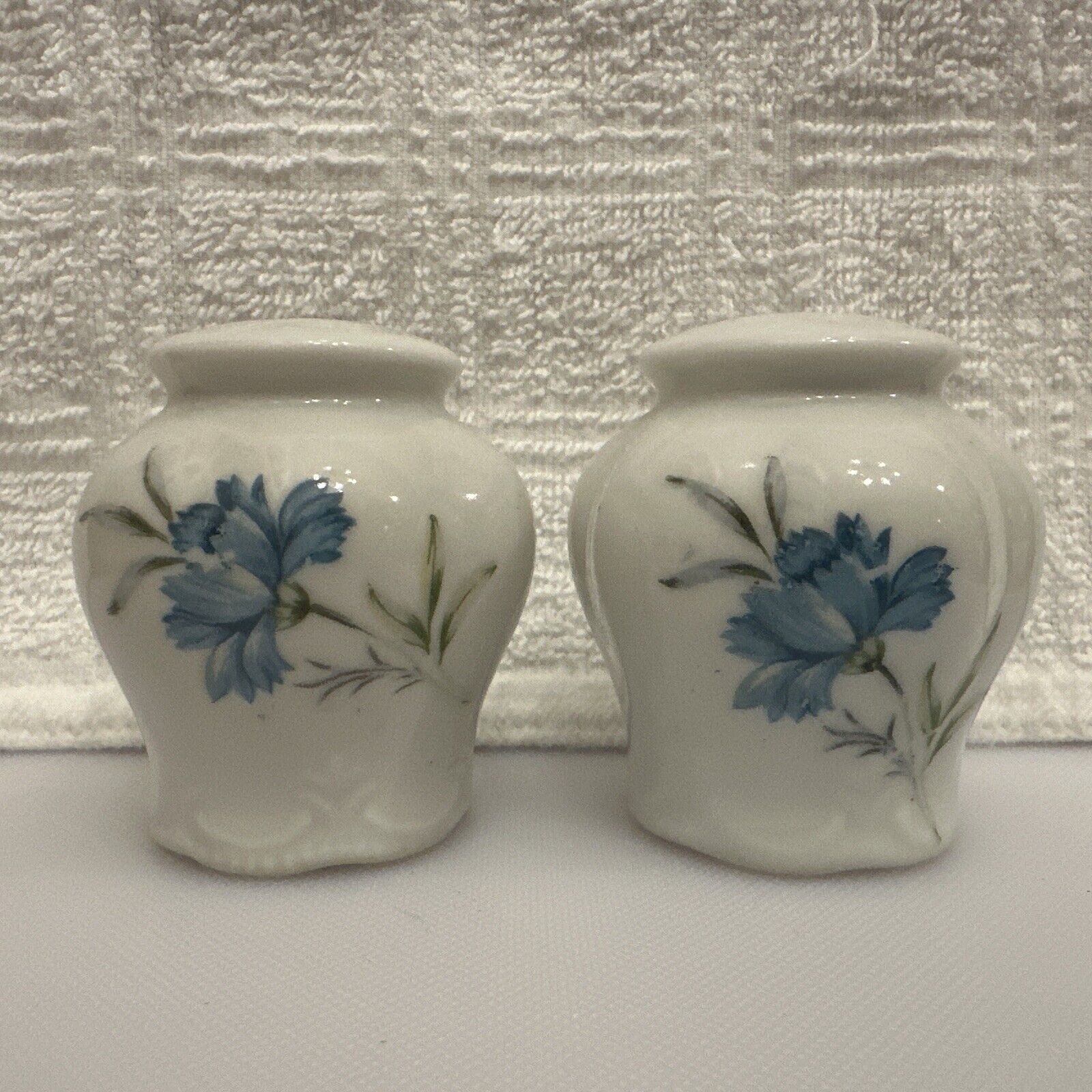 INARCO Japan 2.5” Ceramic Blue Floral Salt & Pepper Shakers E-4775 Vintage