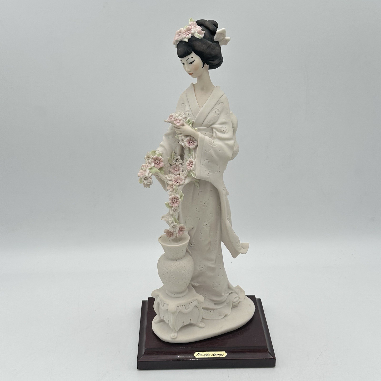 Giuseppe Armani Oriental Lady W/Vase Sculpture 14\