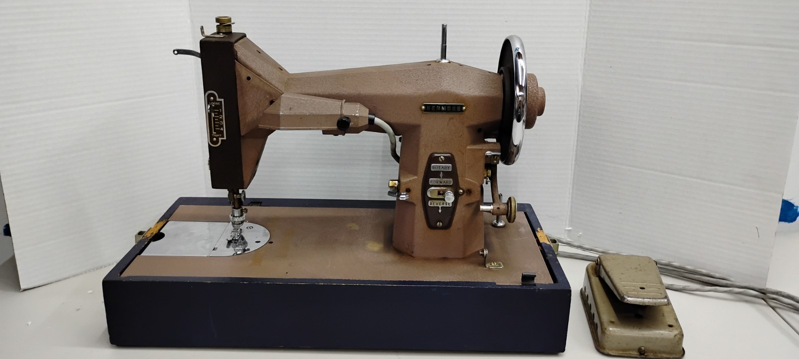 VINTAGE Kenmore Sewing Machine  117-720, W/ Carrying Case, Manual - RUNS - Read