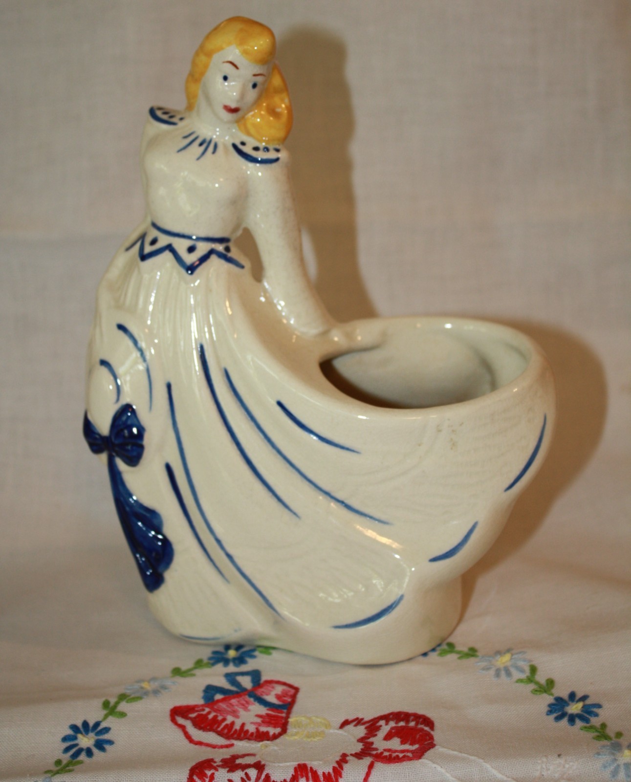 Vintage ceramic lady planter, 1940s/50s, U.S. pottery company such as Hull Vintage ceramic lady planter, 1940s/50s, U.S. pottery company such as Hull
