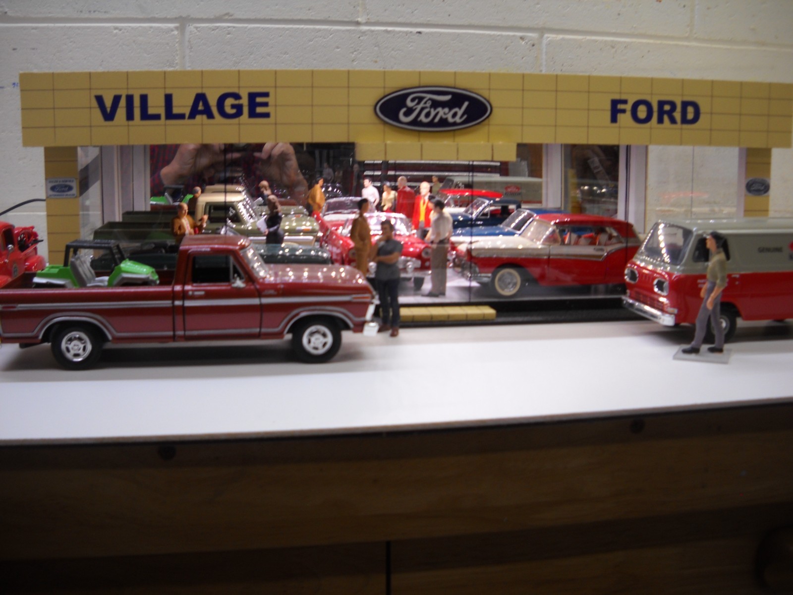 Ford vintage dealership 1/25 1/24th scale model car showroom diorama Ford vintage dealership 1/25 1/24th scale model car showroom diorama