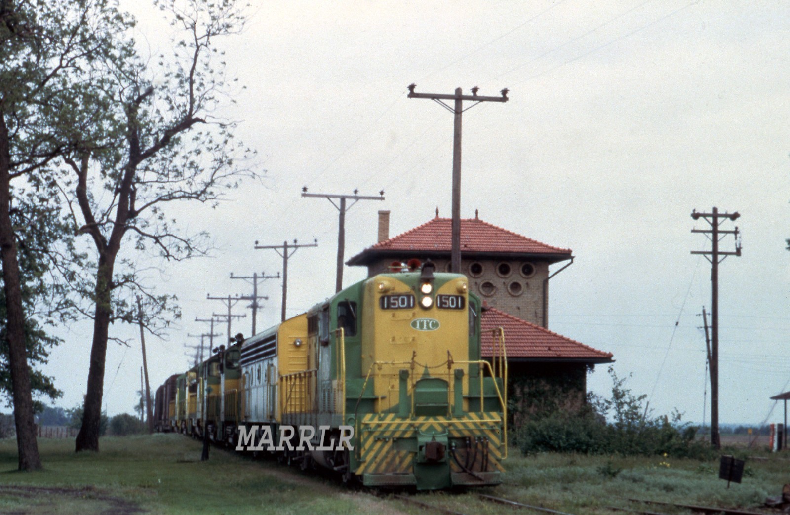 RR Photo-ILLINOIS TERMINAL IT 1501 GP7 Leading Freight Past Tower