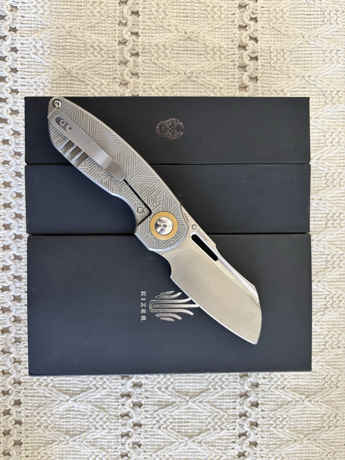 Kizer October KI3569A1 CPM 20CV Plain Edge Gray Titanium Frame Lock Cleaver Kizer October KI3569A1 CPM 20CV Plain Edge Gray Titanium Frame Lock Cleaver