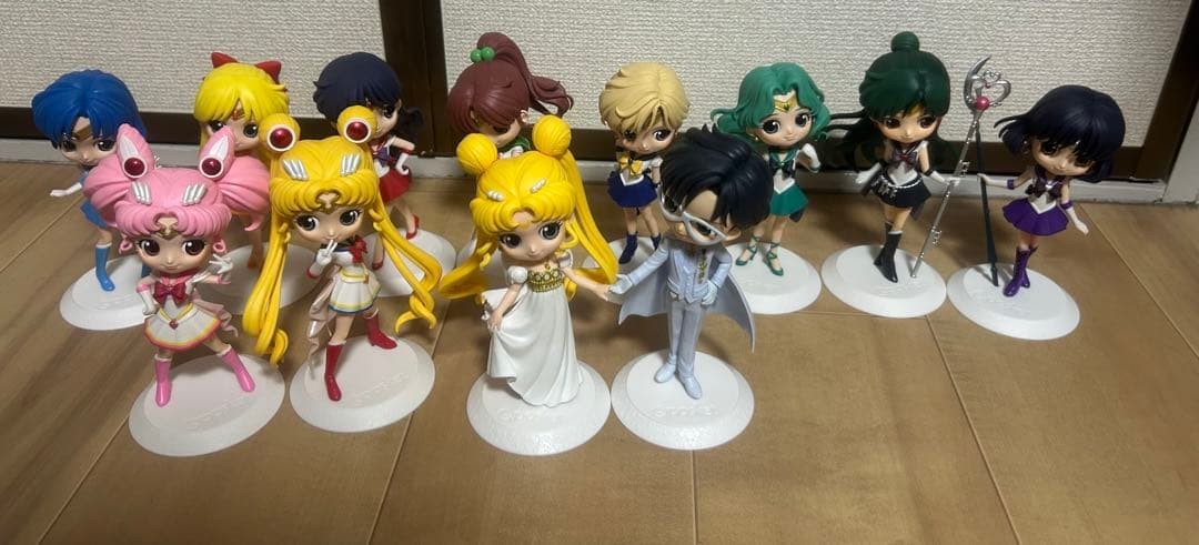 Sailor Moon Q posket 12 Figure Lot Serenity Tuxedo Mask Bases Collectible 15+