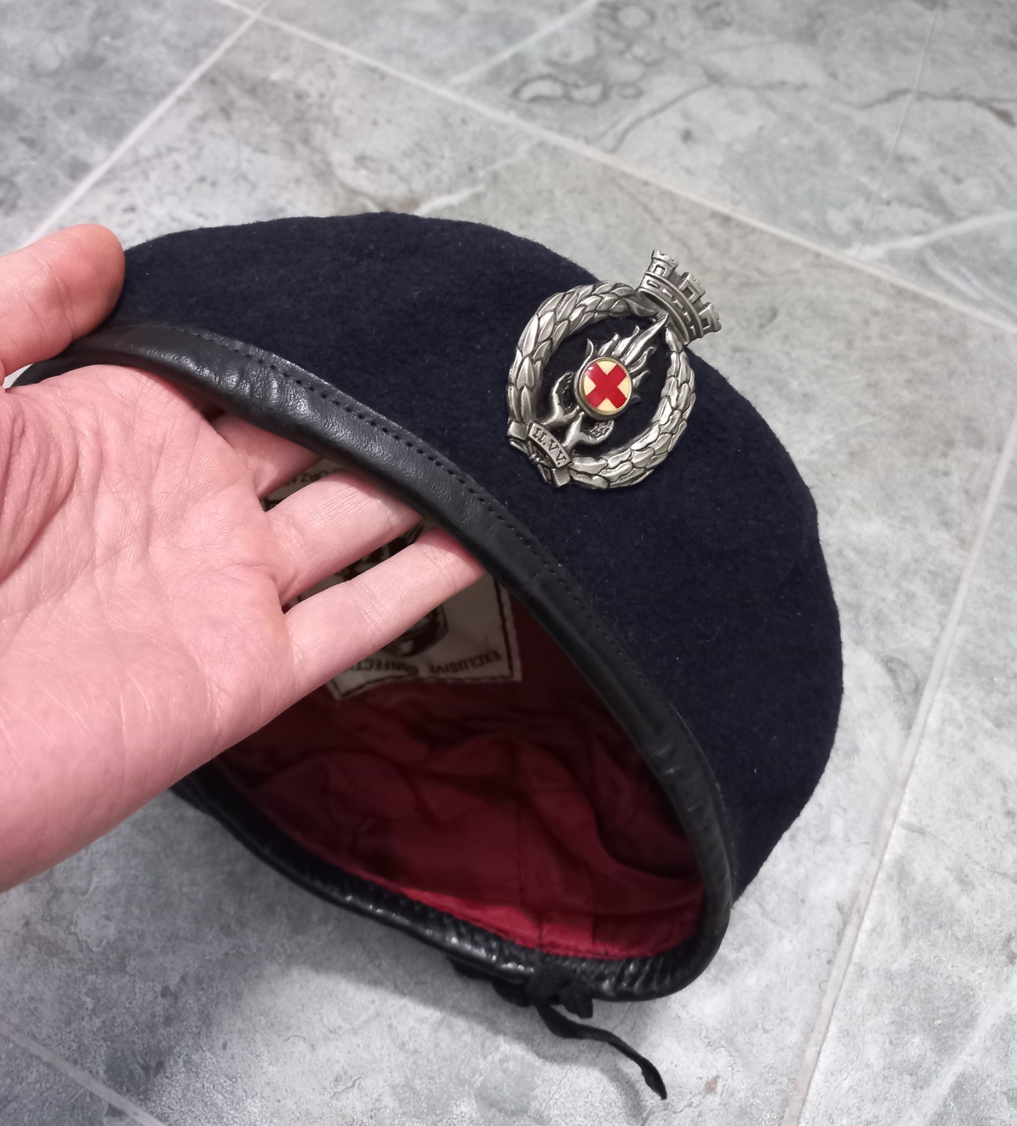Vintage 80\'s Italian Military Red Cross Beret metal badge, wool