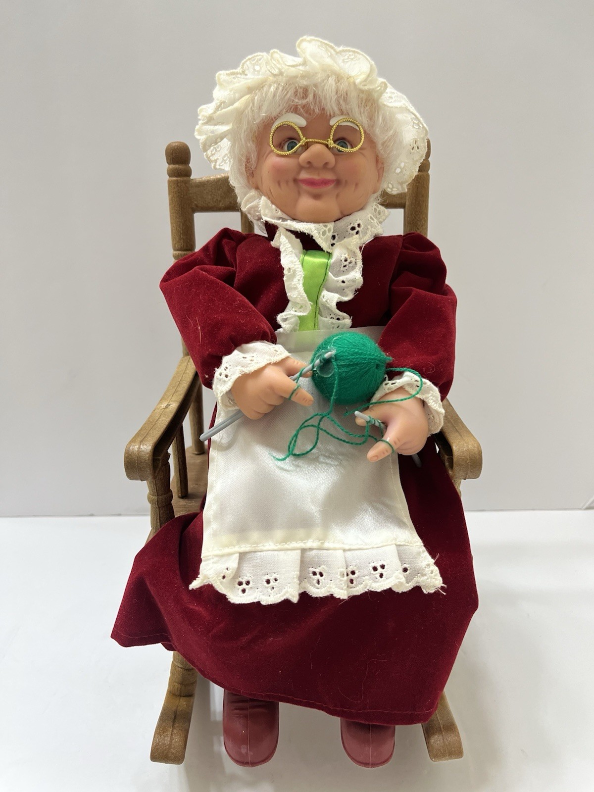 Vintage Christmas 2005 Singing/Humming Mrs. Clause Knitting Figure 12x8.5”