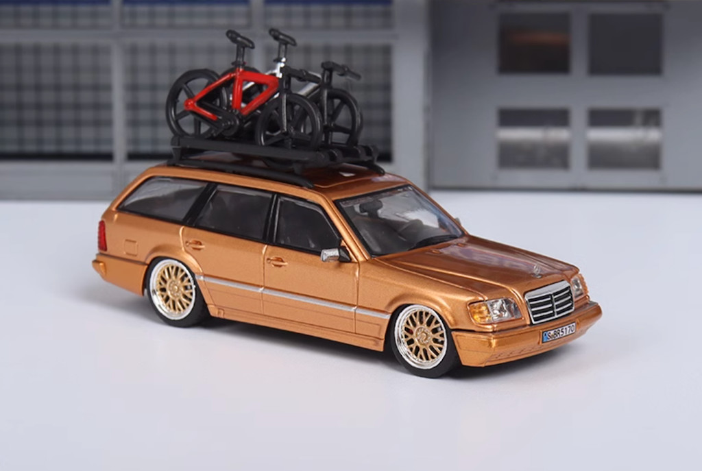 Mortal 1:64 Gold VIP S124 E300 Wagon Roof Bike Model Diecast Metal Car
