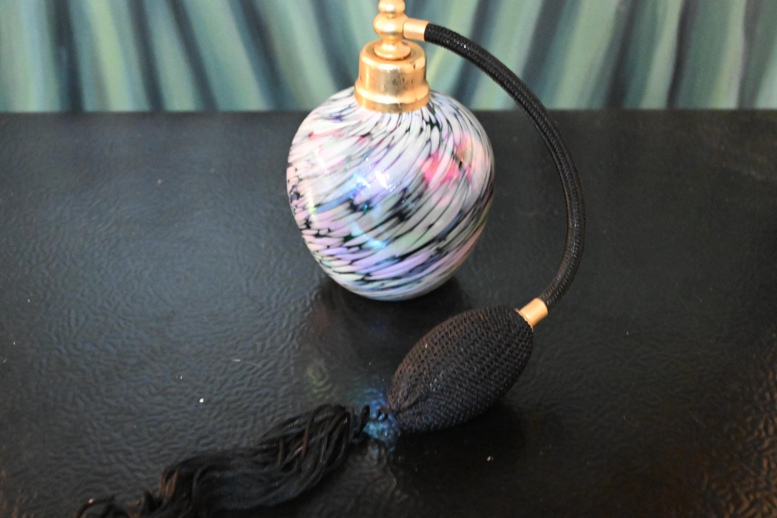 Beautiful Vtg Iridescent Swirl Art Glass Perfume Atomizer w/squeeze bulb
