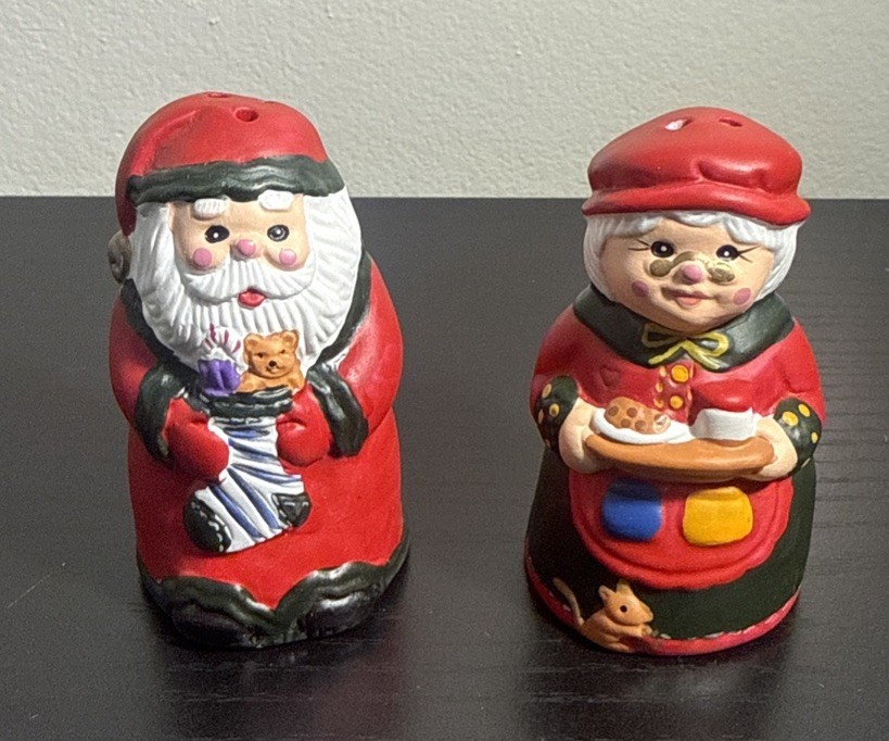 Christmas Vintage 1990s Santa & Mrs. Clause Salt Shakers Christmas Vintage 1990s Santa & Mrs. Clause Salt Shakers