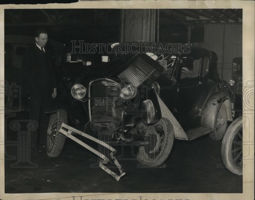 1931 Press Photo VD Reed looks over wrecked car in Cleveland