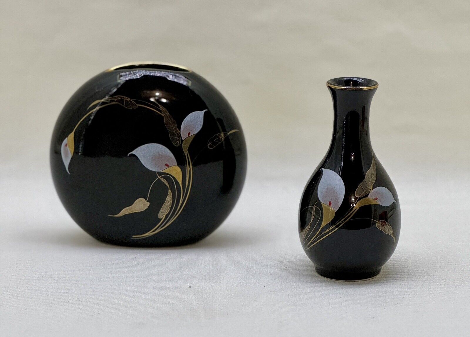 Vintage OTAGIRI Black Porcelain Round Vase & Bud Vase Set w/Calia Lily Flowers