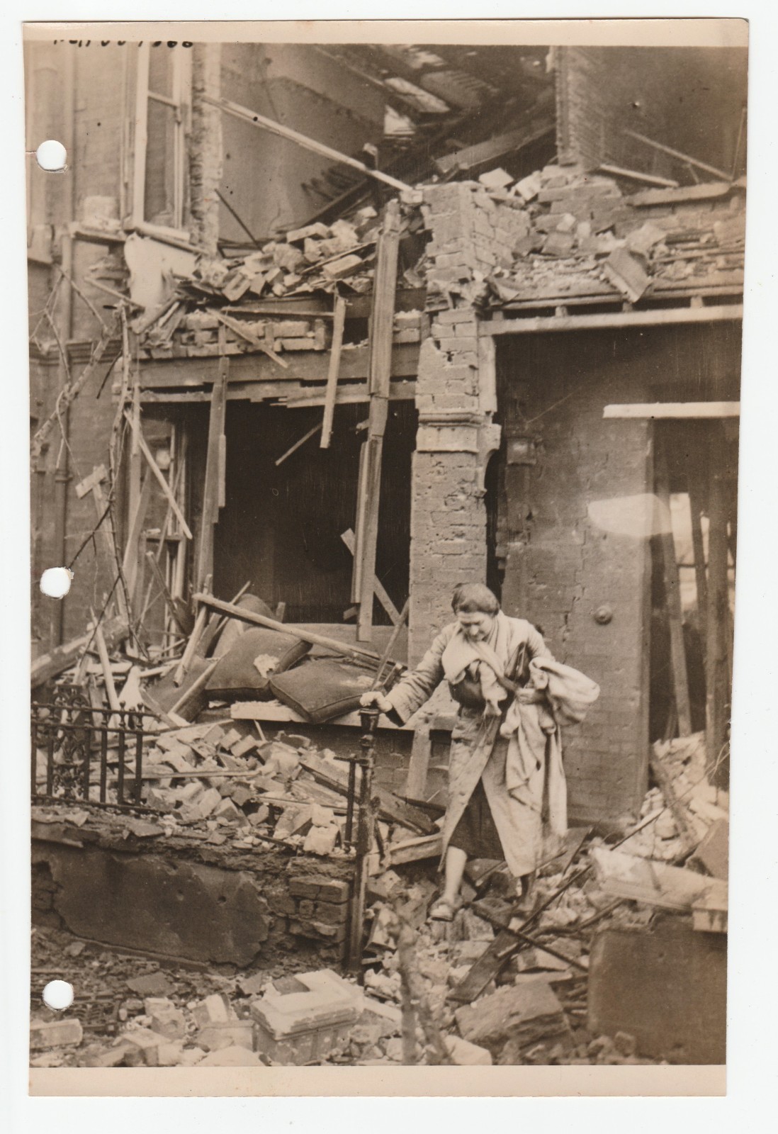1940 Original Press Photo London UK WWII Woman in Wreckage German Bombing Raid