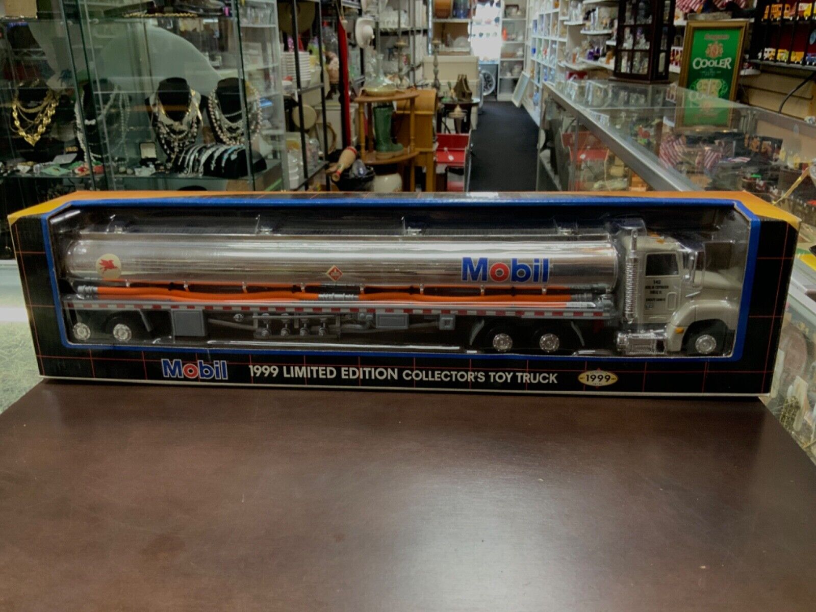 Mobil 1999 Limited Edition Collectors Toy Truck - preowned see photos (A)