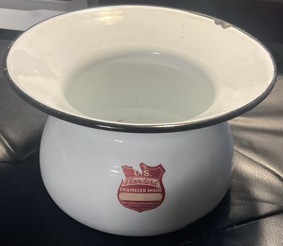 U.S. Standard Enameled Ware spittoon (cuspidor) Early Mid 1900’s U.S. Standard Enameled Ware spittoon (cuspidor) Early Mid 1900’s