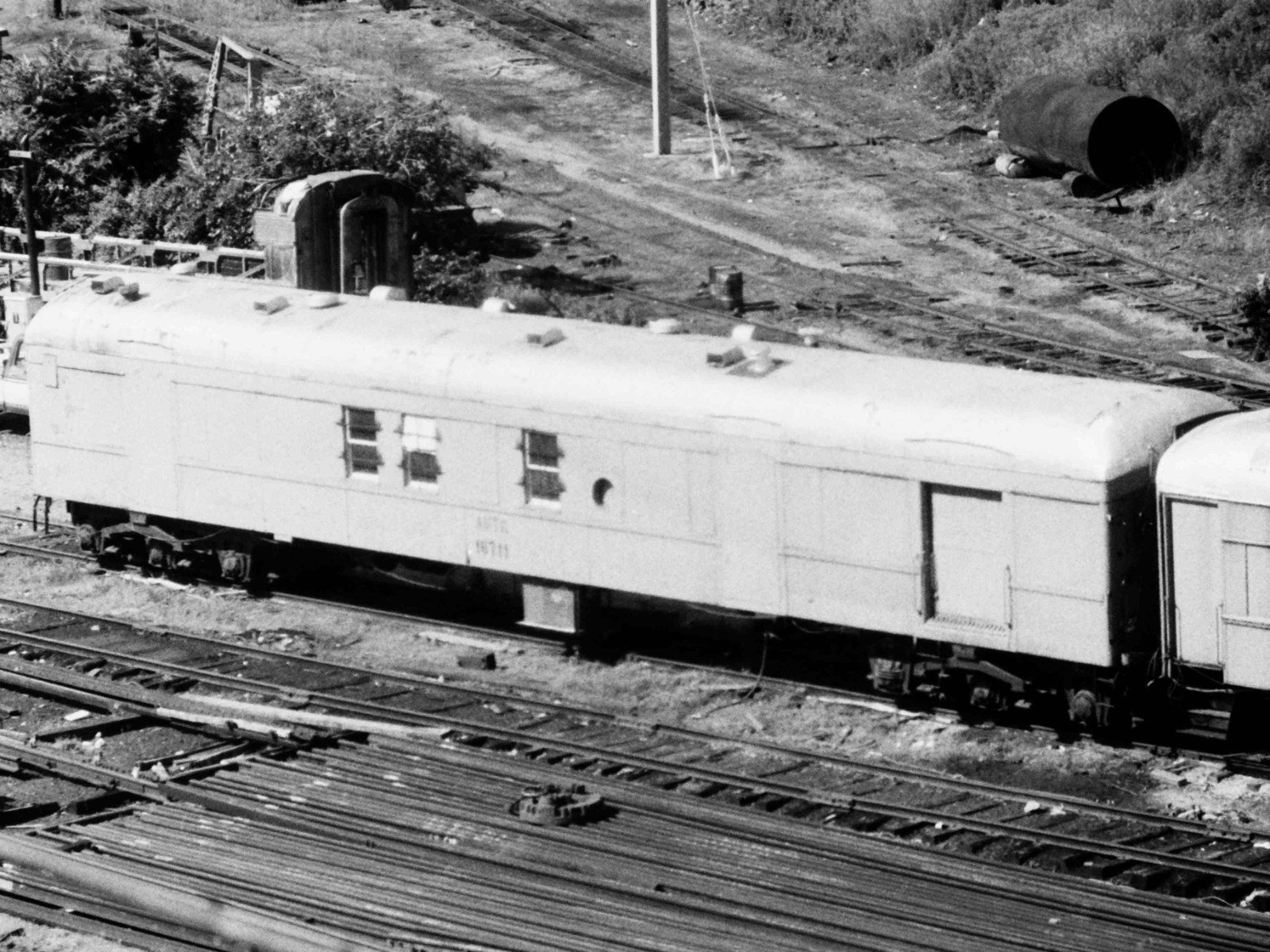 AMTRAK  VINTAGE HEADEND PASSENGER CARS IN MW USE, (8) 4X6 PRINTS.