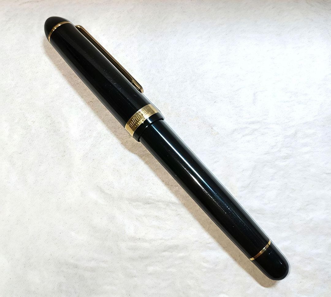 PLATINUM #3776 Fountain Pen 14K Gold Medium Nib Black Gold Trim Japan
