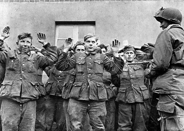 American Soldier with German Prisoners POW 5\