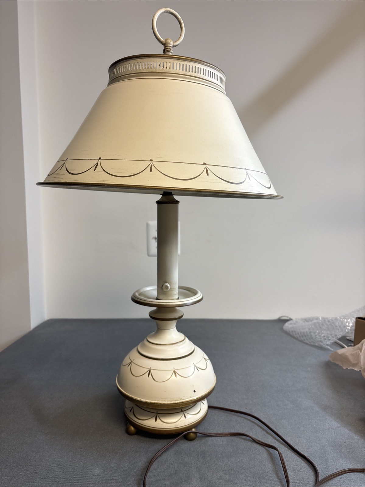 Vtg Toleware Table Lamp Colonial Revival Cream & Gold Painted Metal 24\