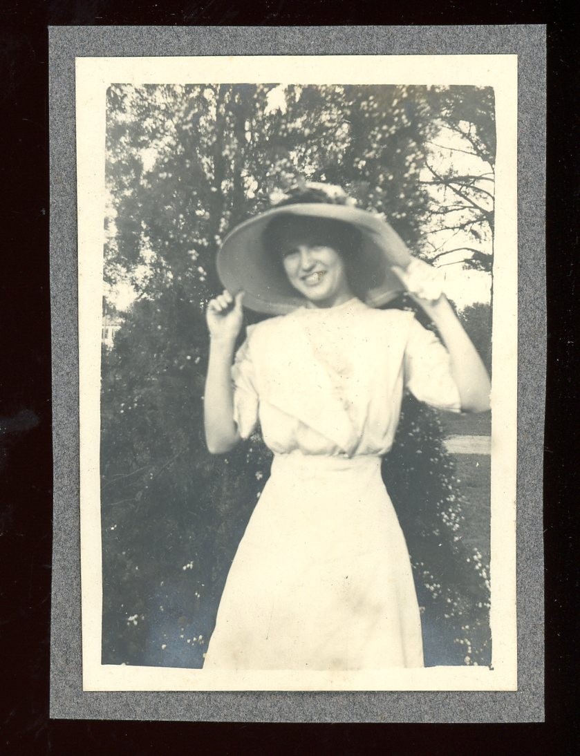 Antique Photo PRETTY EDWARDIAN WOMAN IN OVERSIZED HAT EDWARDIAN FASHION 02