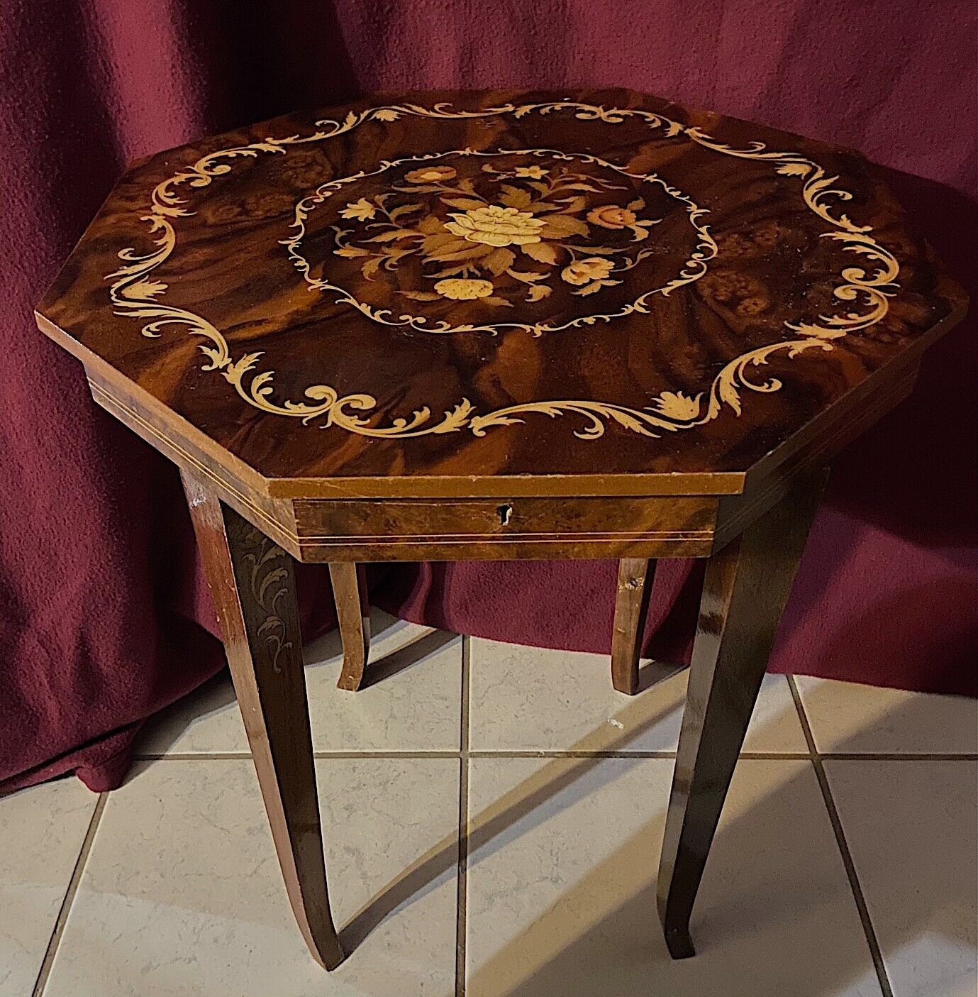 Gorgeous Inlaid Table Sorrento Special Craftsmanship. Vintage.