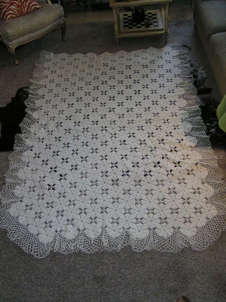 Stunning Heirloom hand Crochet Spin Wheel Coverlet Bedspread 96\