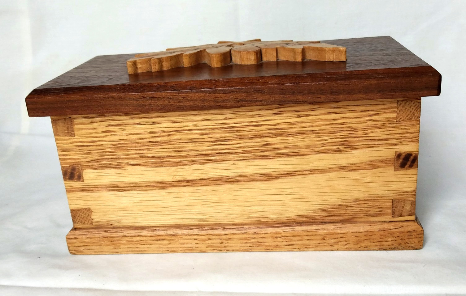 Nice Vntg. Handmade Solid Oak Keepsake Box & Walnut Lid ∆ Carved Acorn Design