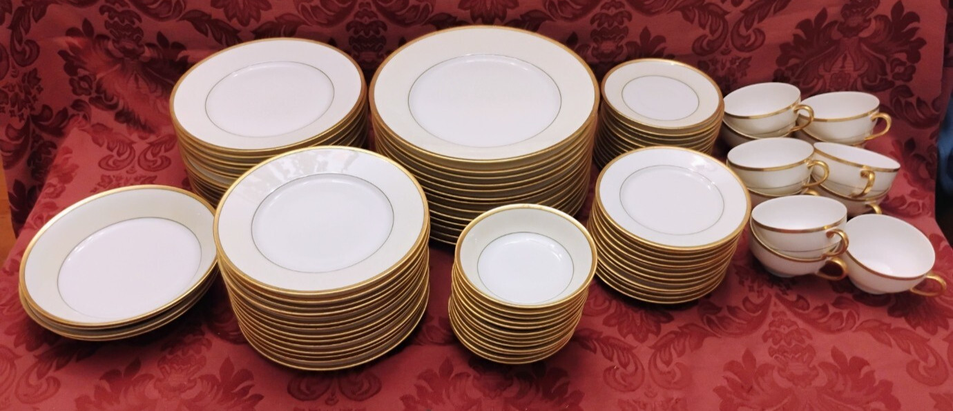 Hutschenreuther Favorite HUT170 China Dinnerware Set for 12+ -94 Pcs -Very Nice