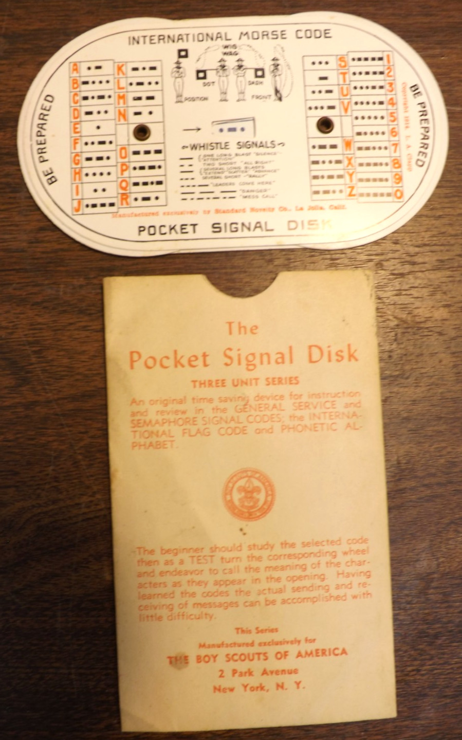 VINTAGE 1940s BOY SCOUT POCKET SIGNAL DISK & HOLDER SLEEVE BSA with a 1914 date VINTAGE 1940s BOY SCOUT POCKET SIGNAL DISK & HOLDER SLEEVE BSA with a 1914 date