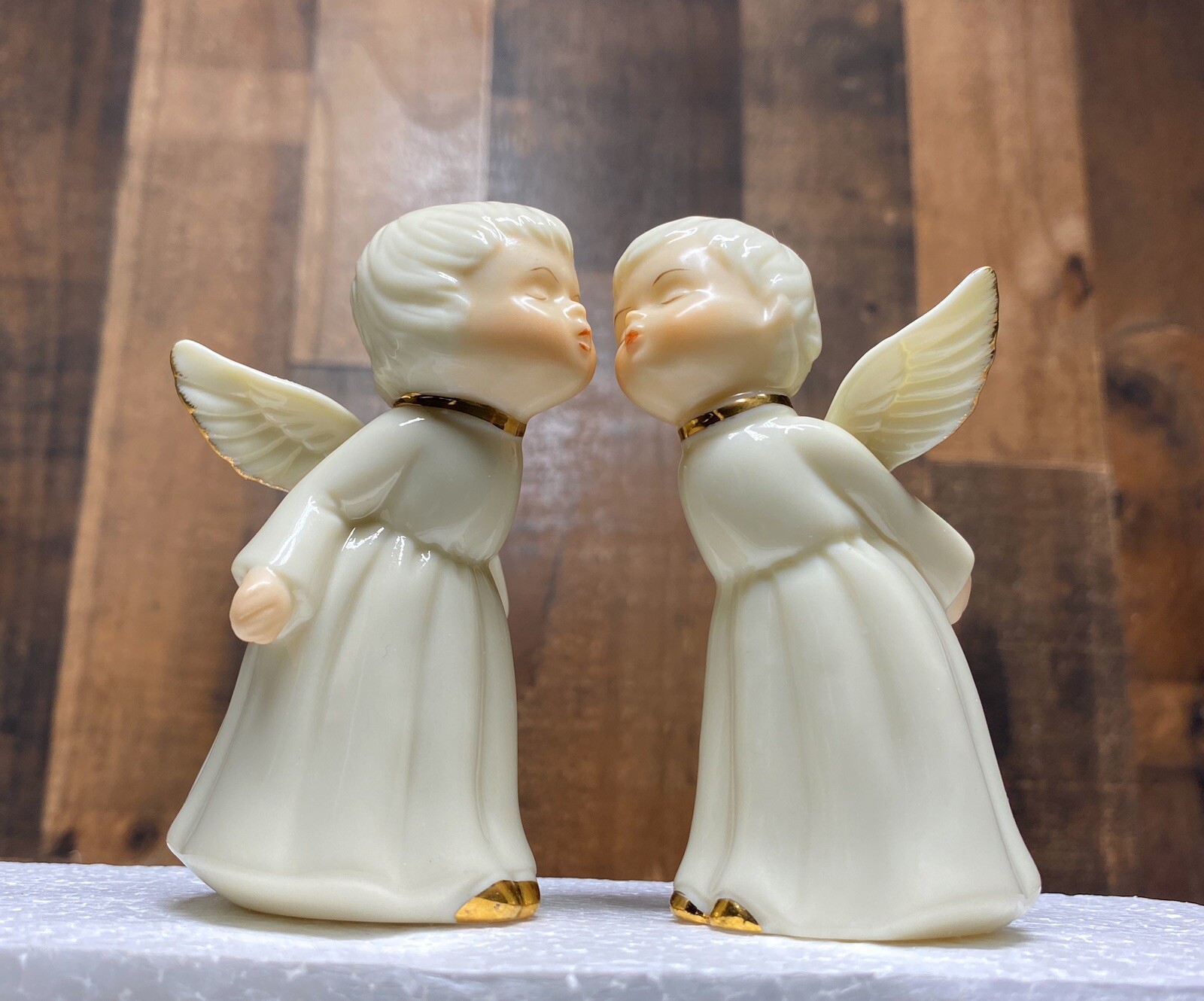 Heaven\'s Kiss Porcelain Kissing Angels 4\