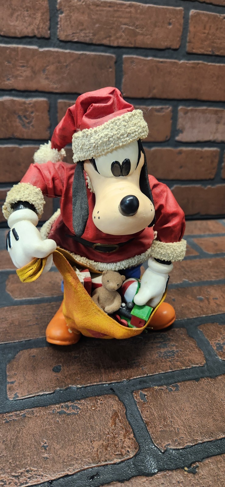 Vintage Disney Fabriche Kurt Adler Goofy Santa 1991 Christmas Table Piece