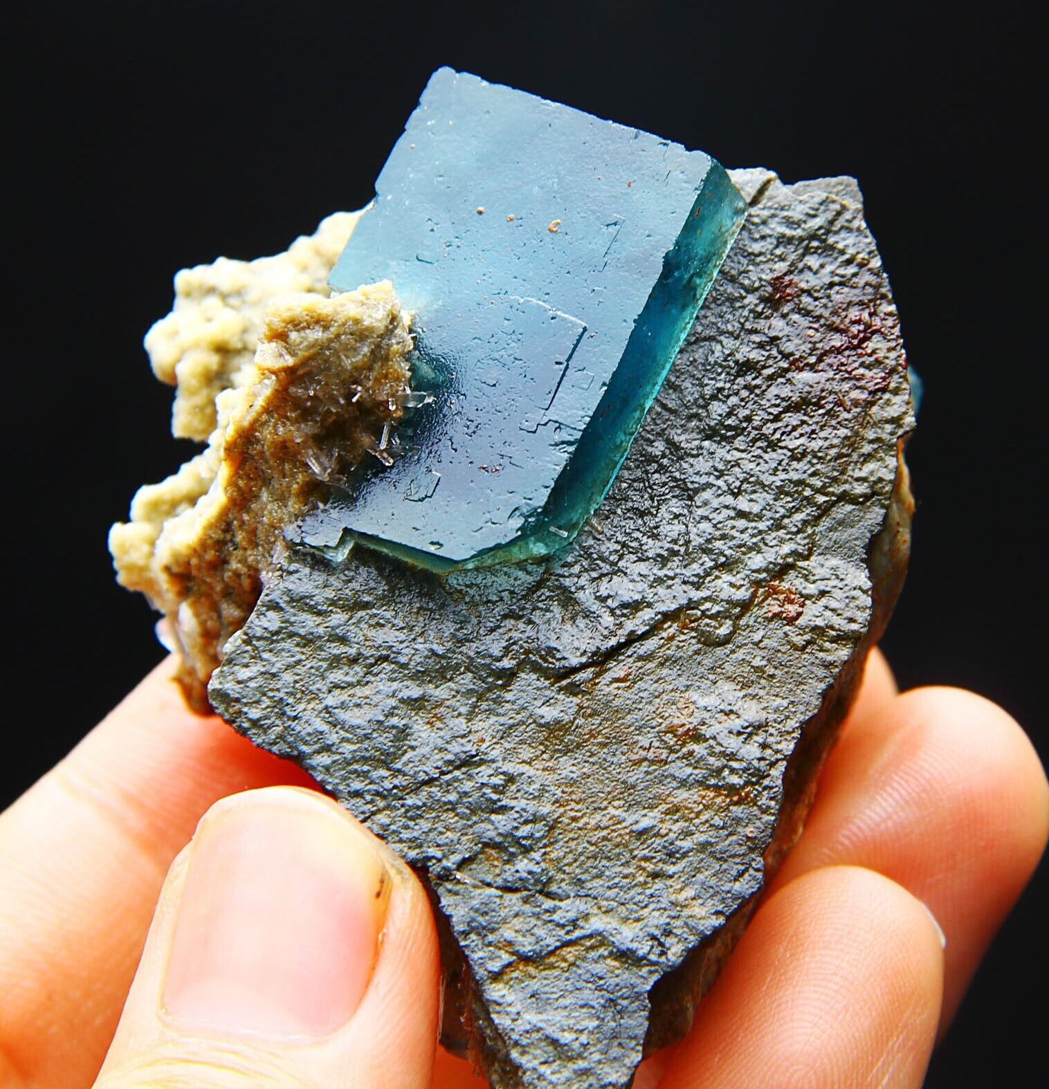 146 g natural large particle cubic blue-green fluorite specimen/China