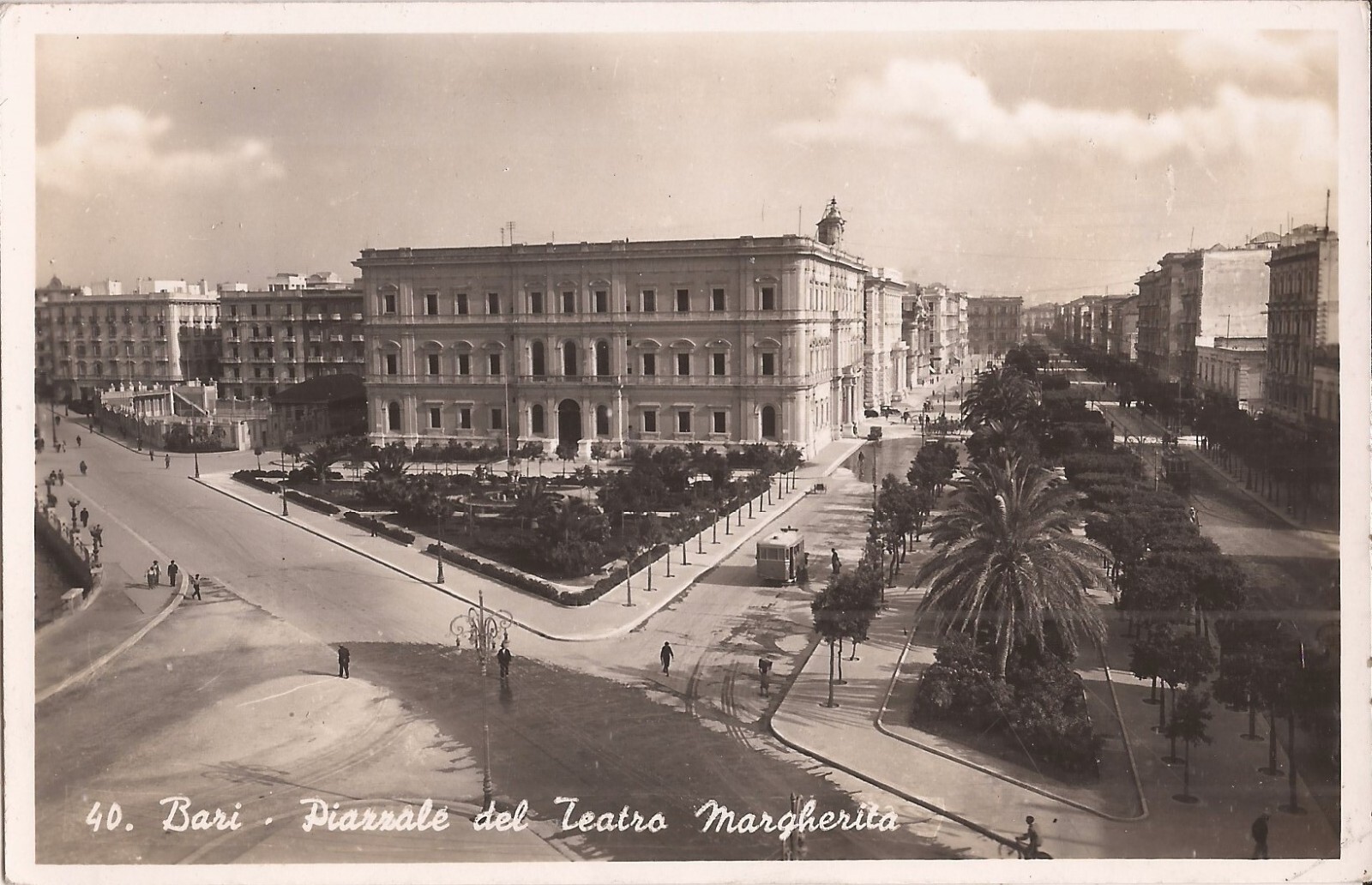 REAL PHOTO - Bari, ITALY - Piarrale del Teatro Margherita - Now Museum - bus