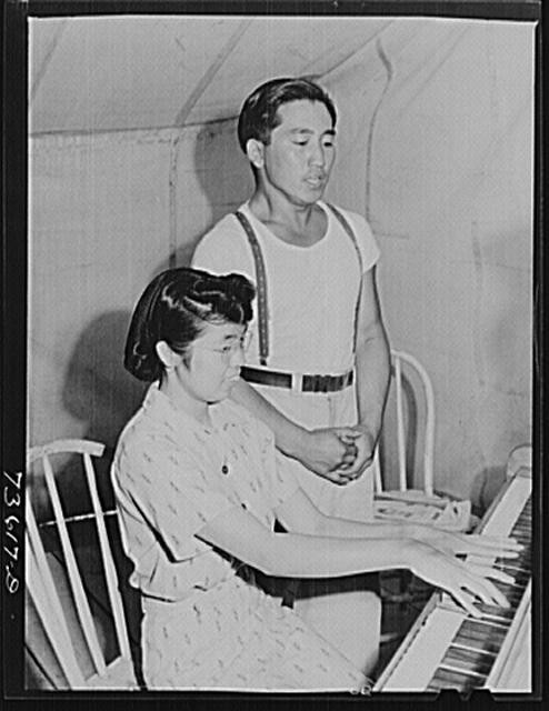 Photo:Nyssa Oregon Japanese American Evacuation 1942 Piano Duet WWII