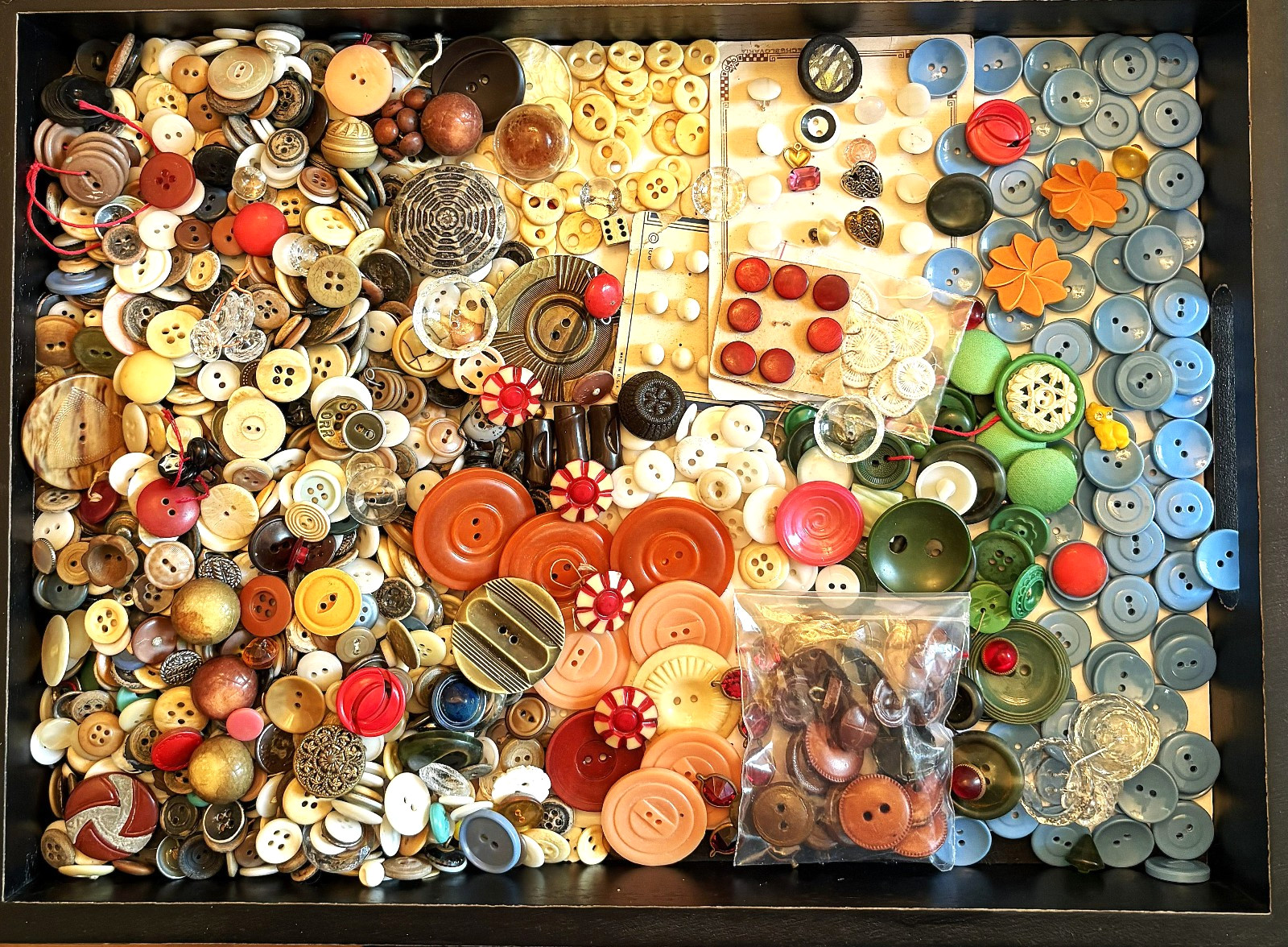 VINTAGE LOT OF BUTTONS ESTATE FIND  ANTIQUE Bakelite ASSORTED 5.75 lbs