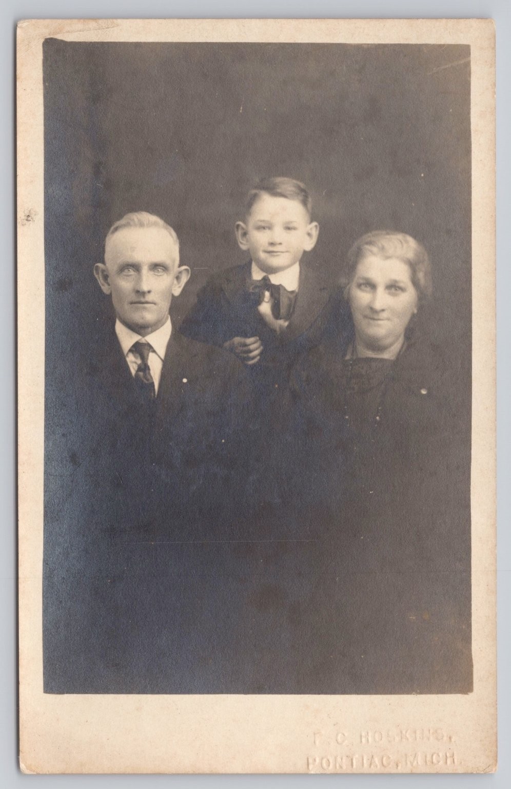 1922 RPPC T.C. Hoskins Studio Portrait Pontiac Michigan Family Photo Postcard