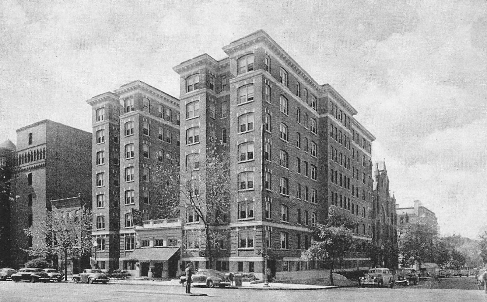 Washington, D.C.  THE NEW COLONIAL HOTEL  Street View~40\'s Cars   B&W Postcard