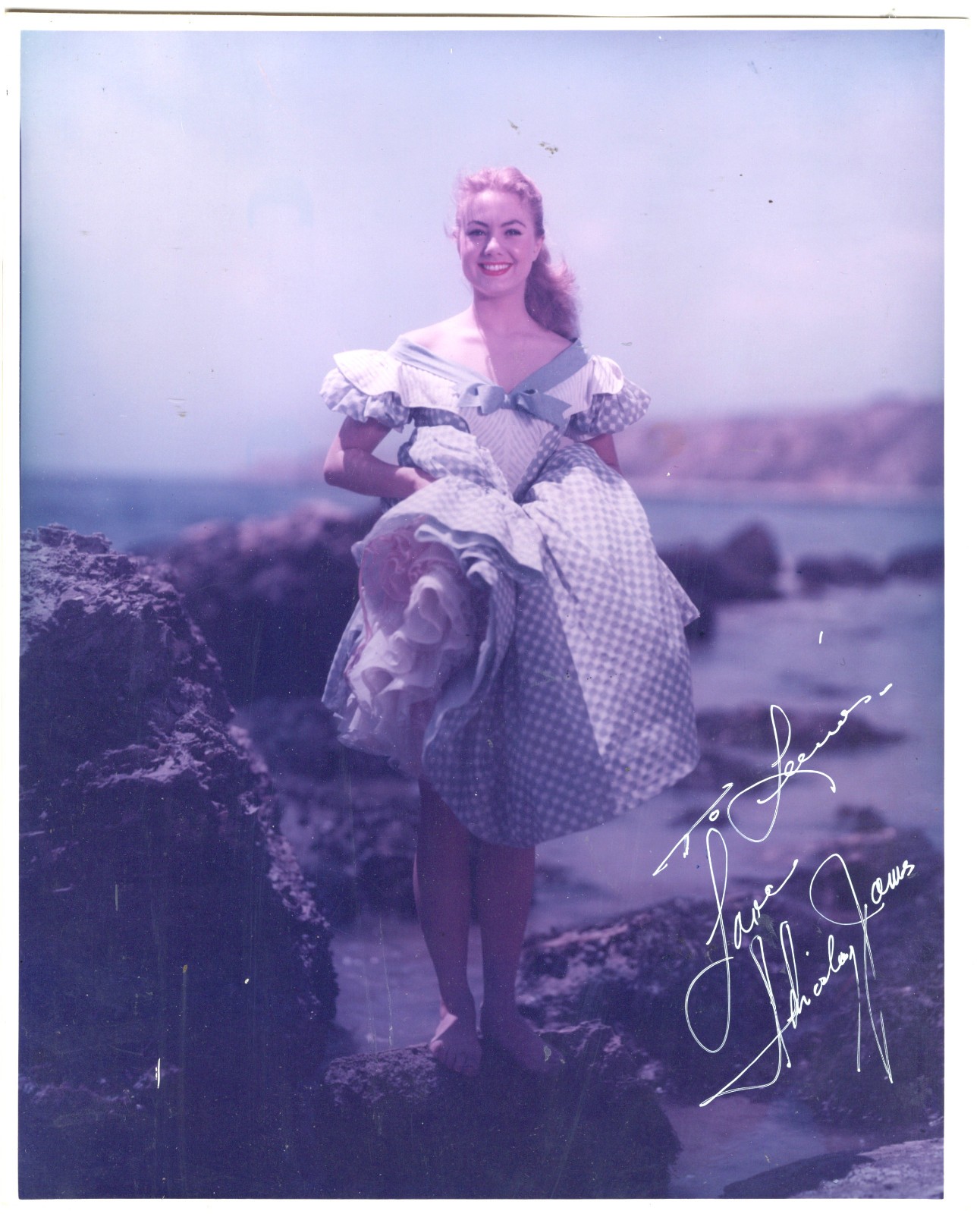 AMERICAN OSCAR WINNER ACTRESS SHIRLEY JONES, SIGNED VINTAGE PHOTO.