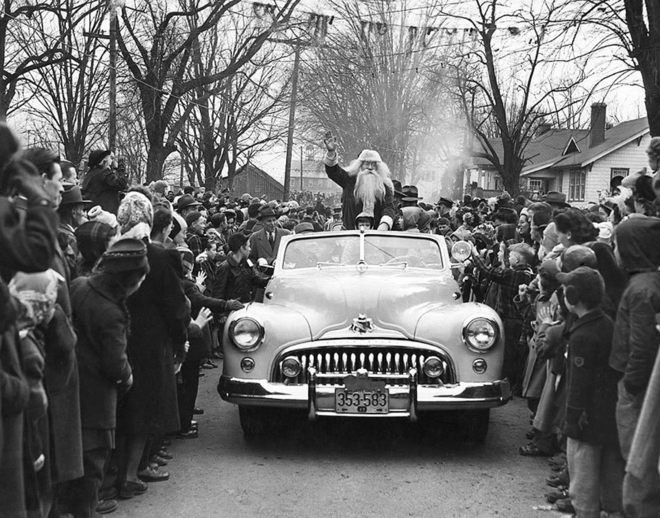SANTA CLAUS IN CHRISTMAS PARADE 1950S 8x10 GLOSSY PHOTO PRINT