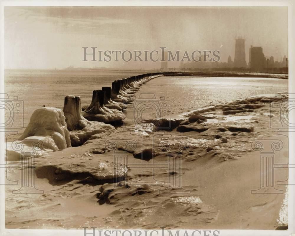 1968 Press Photo Frozen Pilings on Lake Michigan and the Chicago Skyline