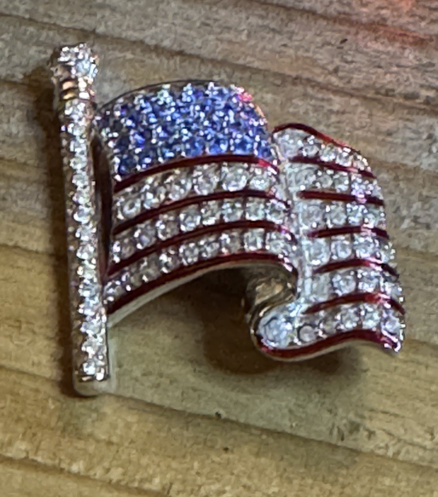 SIGNED SWAROVSKI PAVE' CRYSTAL USA FLAG PIN~BROOCH RETIRED RARE NEW SIGNED SWAROVSKI PAVE' CRYSTAL USA FLAG PIN~BROOCH RETIRED RARE NEW