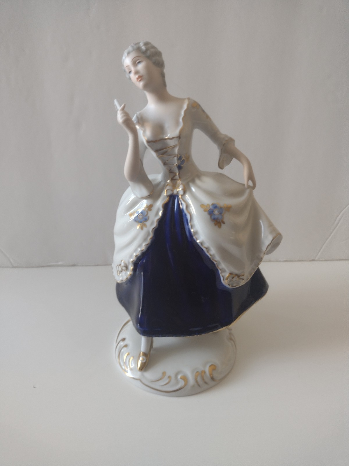 Royal Dux #139 Elegant Lady Woman with Fan Royal Blue Figurine 8.5\ Royal Dux #139 Elegant Lady Woman with Fan Royal Blue Figurine 8.5\