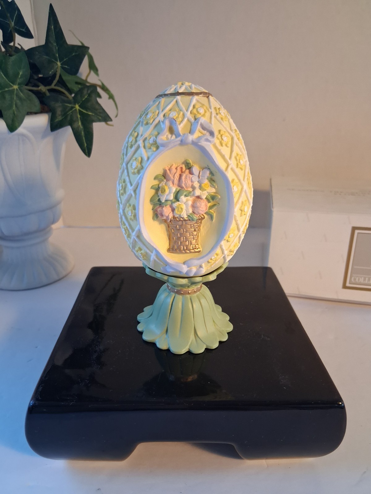 BNIB Vtg 1994 Avon Collectible Easter Egg w/Pedestal; Floral Design BNIB Vtg 1994 Avon Collectible Easter Egg w/Pedestal; Floral Design