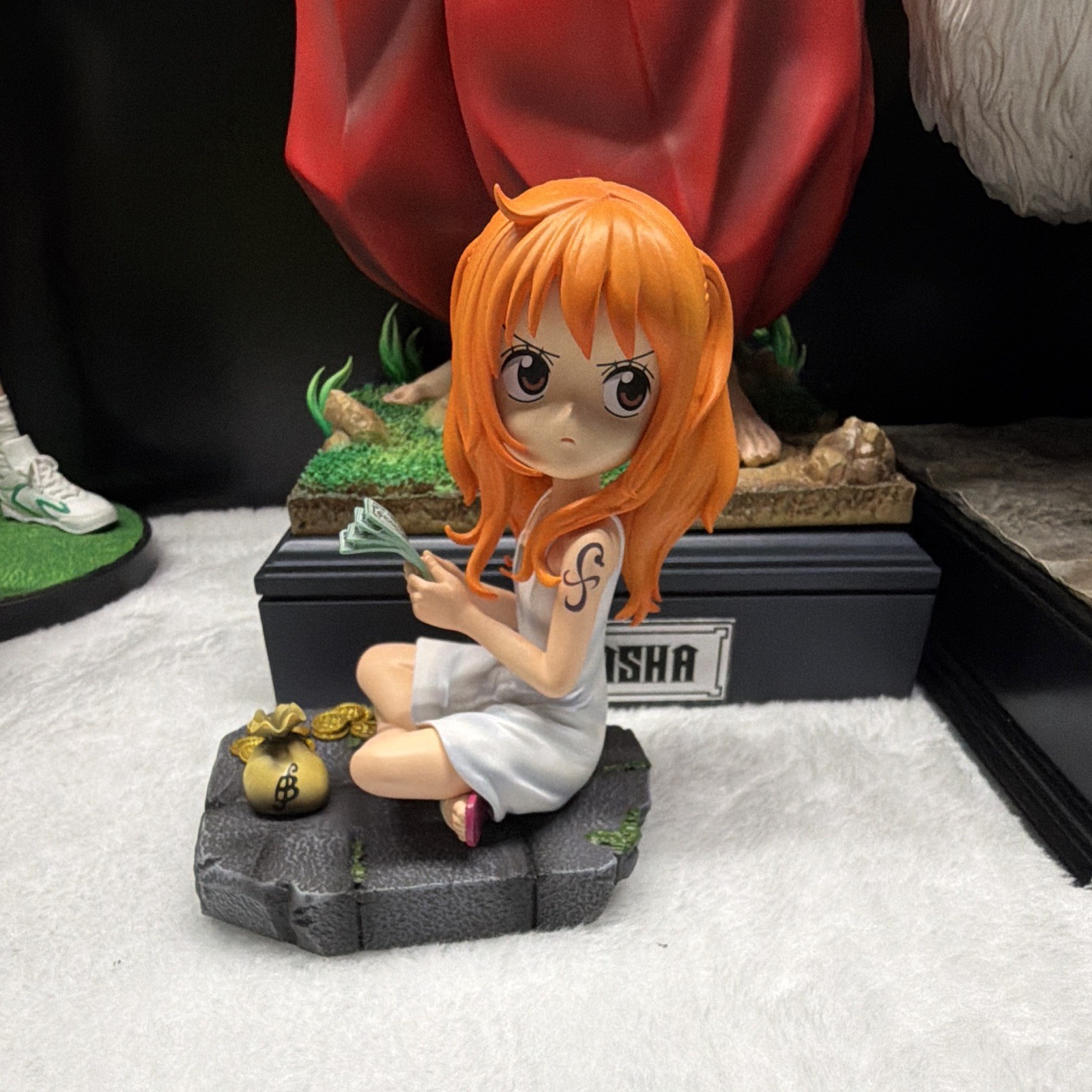 One Piece Young Nami Counting Money Resin Statue     Coins & Money Bag