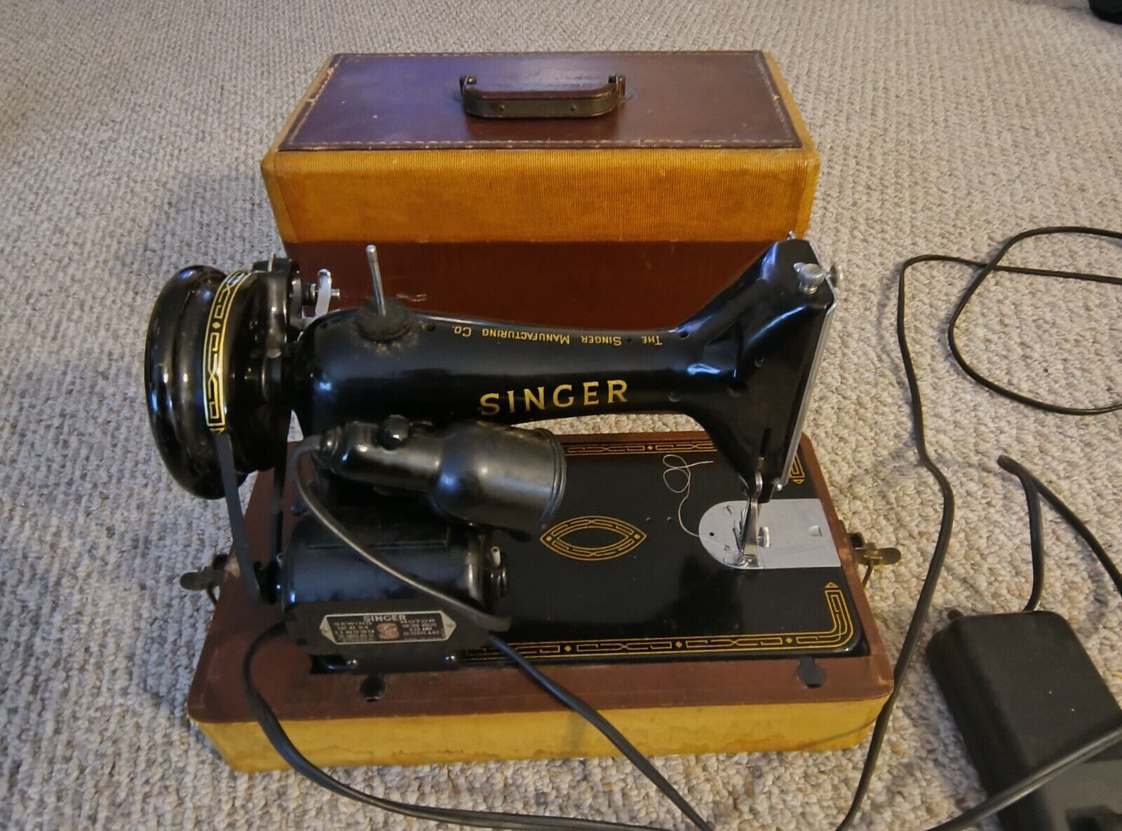 Singer Sewing Machine with Carrying Case Vintage S.S. AU 52-30-24