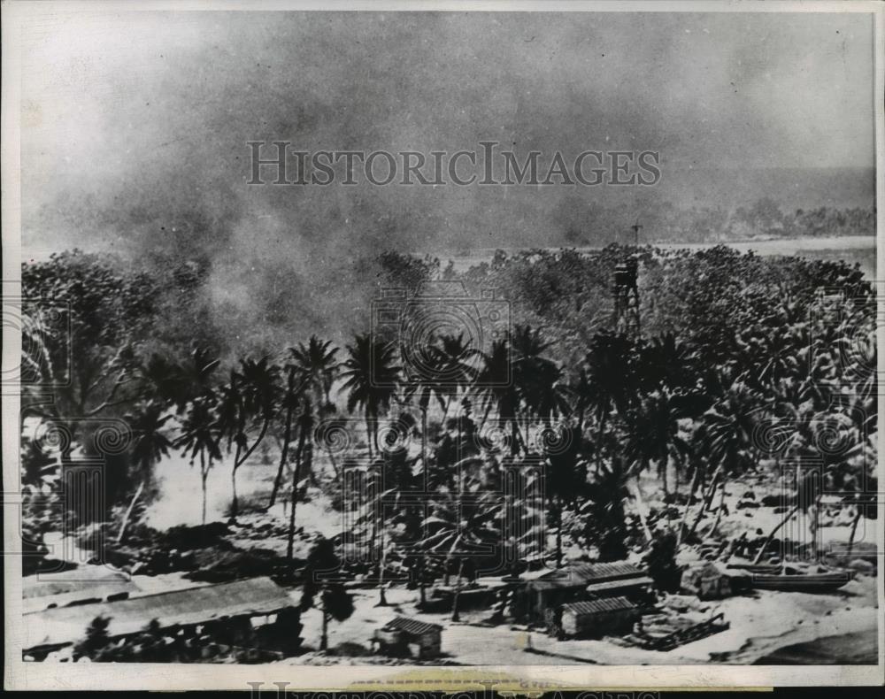 1943 Press Photo smoke rises from a Japanese base on Mille Atoll, Marshall Isl.