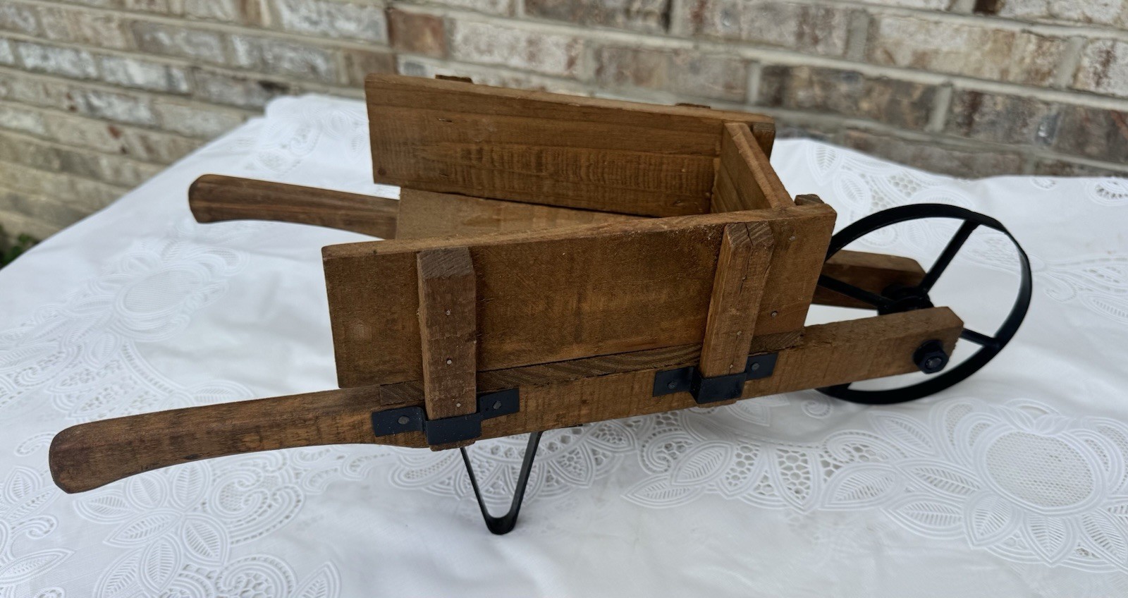 Vintage Antique Style Rustic Wood Wheelbarrow Planter/Decor w  Metal Wheel