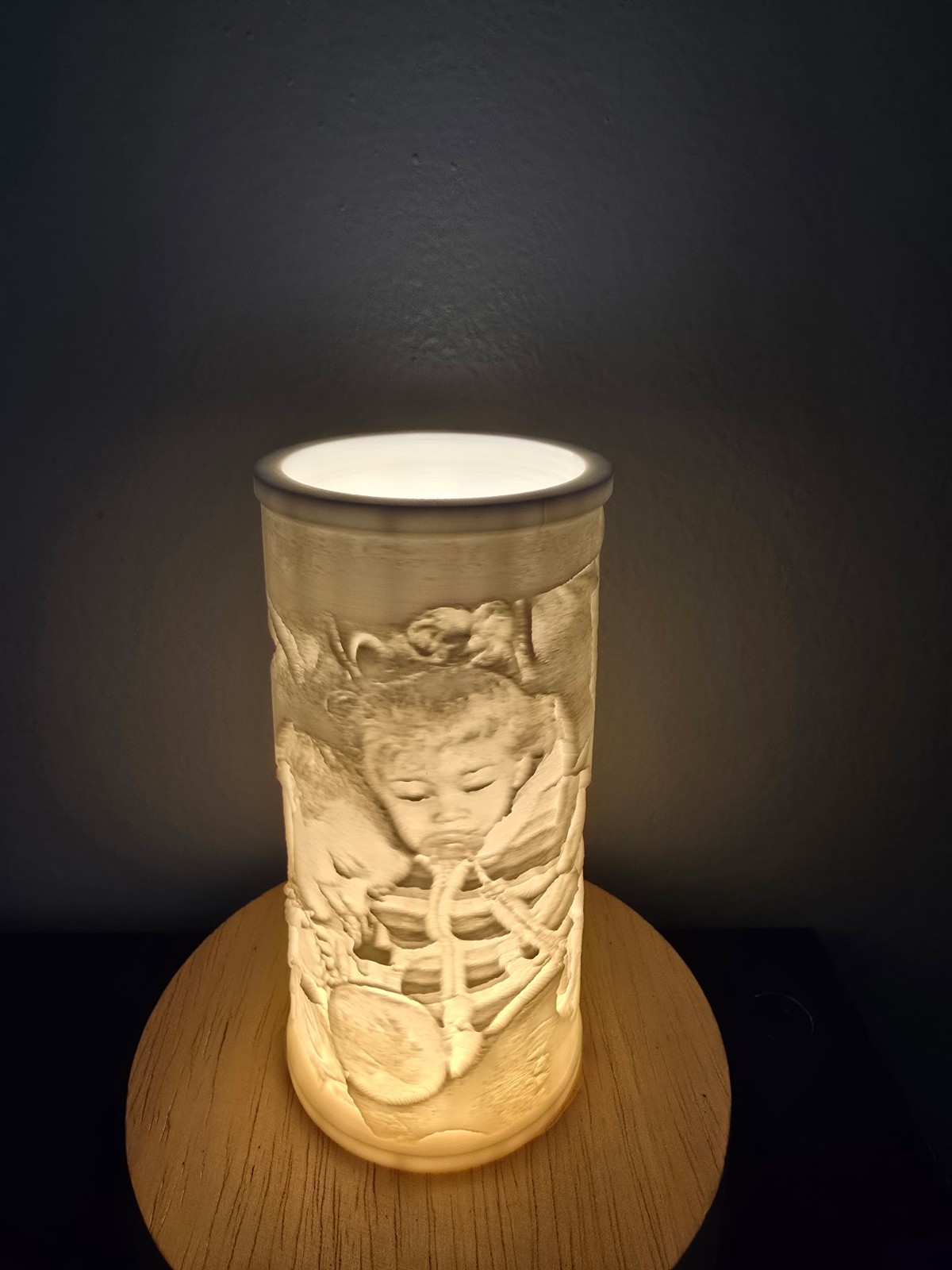 Turn your picture into a Custom Cylindrical Lithophane with LED Wooden Base. Turn your picture into a Custom Cylindrical Lithophane with LED Wooden Base.