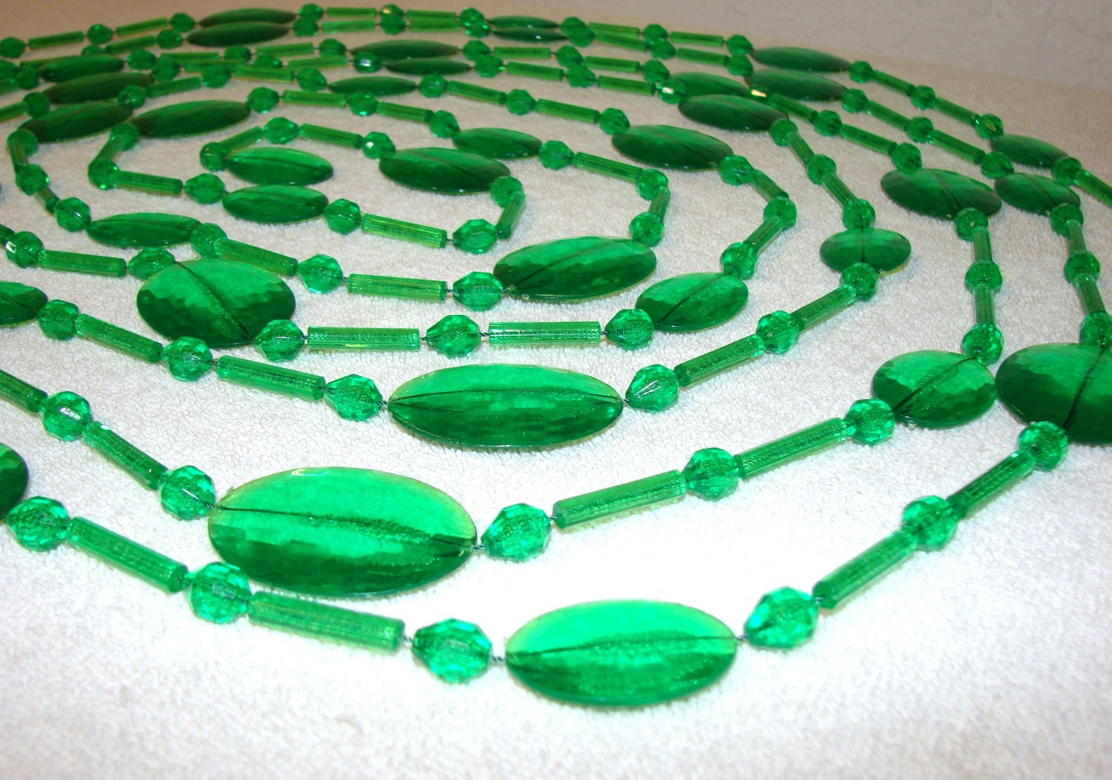 Vintage MCM 70\'s Acrylic Green Faceted Oval Strand Christmas Tree Garland 20 Ft.