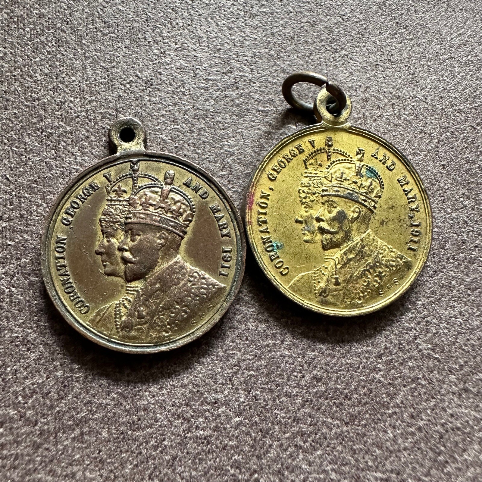 2x VINTAGE JUNE 1911 KING GEORGE V & MARY CORONATION MEDALS MEDALLIONS 2x VINTAGE JUNE 1911 KING GEORGE V & MARY CORONATION MEDALS MEDALLIONS